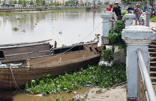 Hiện trường phát hiện thi thể người đàn ông dưới sông Maspéro. (Ảnh: Việt Tường)