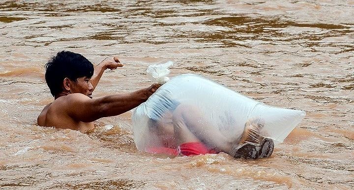 Cận cảnh học sinh Điện Biên chui túi nilon vượt suối lũ tới trường