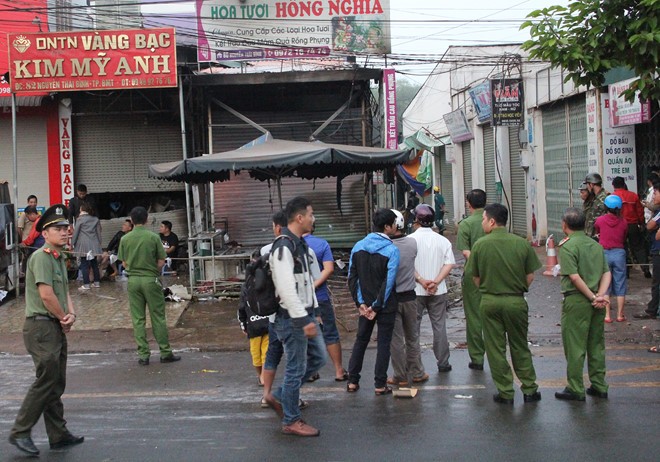 Công an phong tỏa hiện trường vụ cháy. (Ảnh: Minh Lộc)