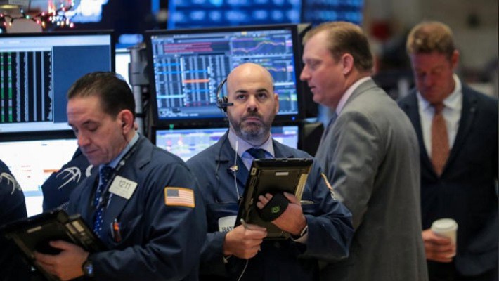 Các nhà giao dịch cổ phiếu trên sàn NYSE ở New York, Mỹ - Ảnh: Reuters.