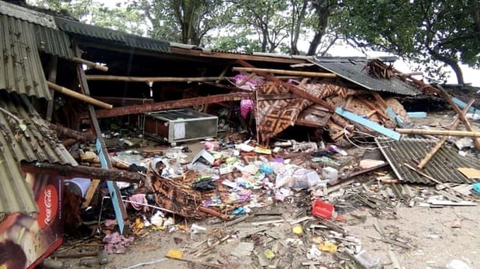 Cảnh hoang tàn ở bãi biển Carita, Indonesia sau sóng thần. Ảnh: AFP/Getty.