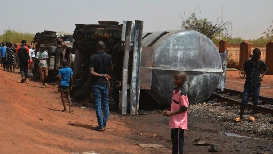 Tàu chở dầu bị lật gần thủ đô Niamey của Nigeria. Ảnh: AFP