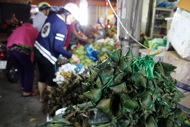 Bánh u tro là món không thể thiếu trên bàn thờ của người Sài Gòn dịp tết Đoan Ngọ. - Ảnh: Độc Lập