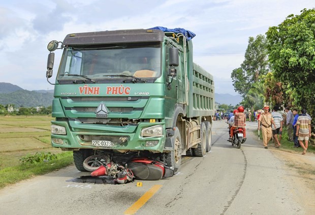 Chiếc xe máy bị kéo lê dưới gầm xe tải hơn 70m. (Ảnh: Xuân Tư/TTXVN)