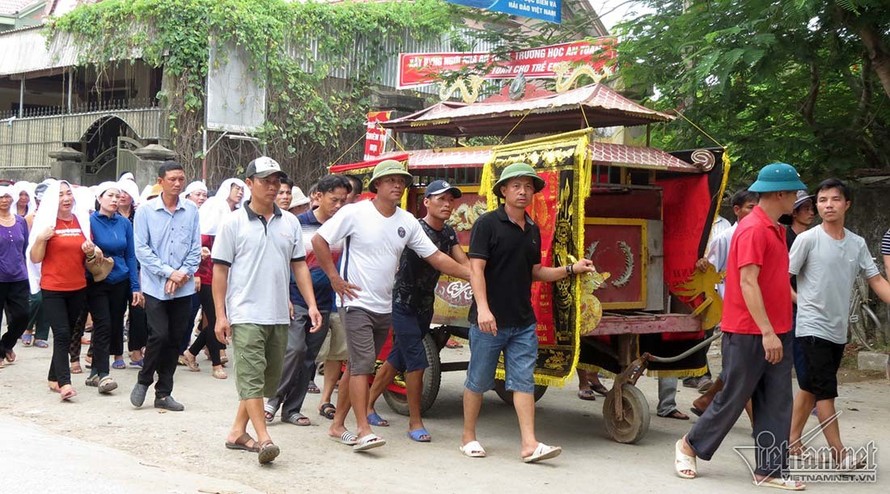 Từng bước chân chậm rãi tiễn đưa thuyền viên Nguyễn Văn Hòa (40 tuổi) về nơi an nghỉ cuối cùng. - Ảnh: Vietnamnet