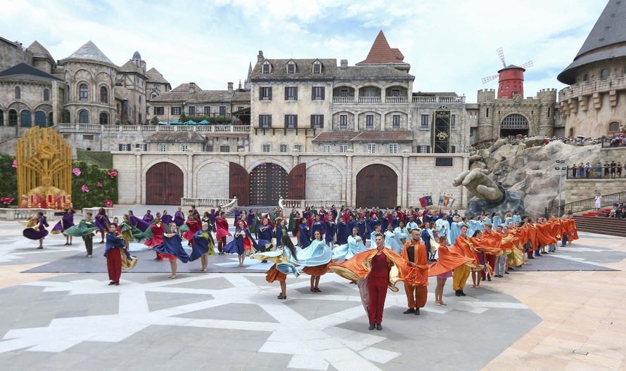 “Vũ hội Ánh Dương” – show diễn được đầu tư hơn 100 tỷ đồng trở thành “đặc sản” của Bà Nà Hills để thu hút du khách mùa hè này.