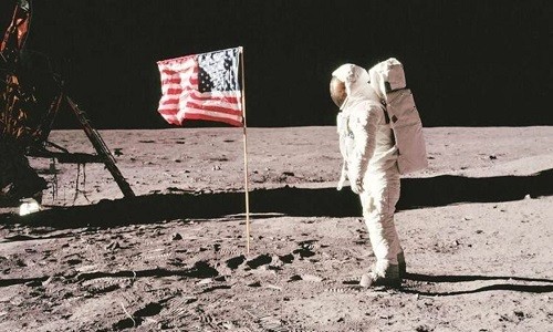 Neil Armstrong cắm lá cờ Mỹ lên bề mặt Mặt Trăng. Ảnh: NASA.