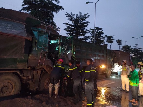 Hiện trường vụ tai nạn liên hoàn giữa 3 xe tải - Ảnh: Tuổi Trẻ