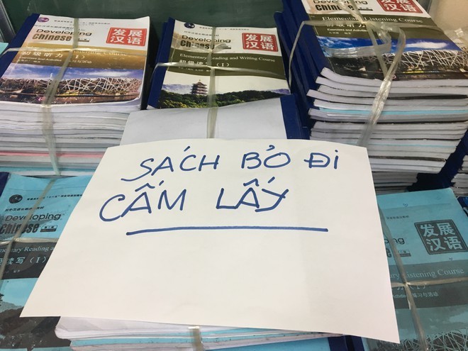 Số giáo trình có đường lưỡi bò, vi phạm chủ quyền bị thu hồi. - Ảnh: Zing.vn