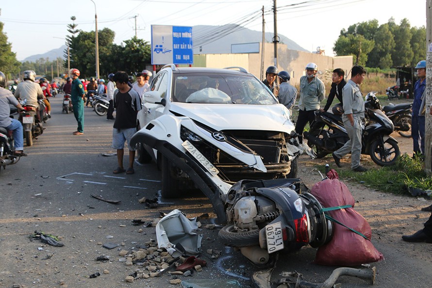 Xe máy nằm trước đầu ô tô. - Ảnh: Thanh Niên