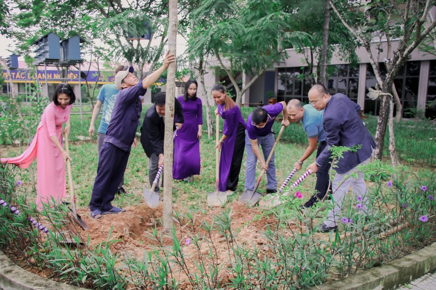 Trường đại học Phú Xuân tuyên bố không nhận hoa, thay vào đó họ mong muốn nhận được cây xanh. - Ảnh: Người Đưa Tin