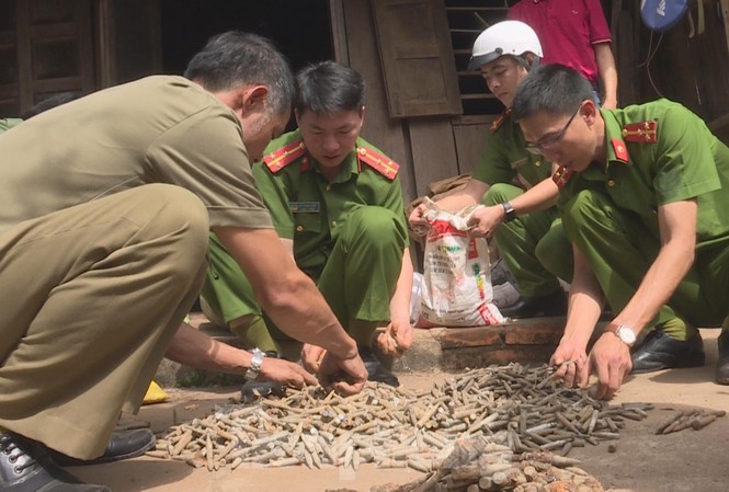 Số đạn dược bên trong nhà ông Tuấn. - Ảnh: Tiền Phong