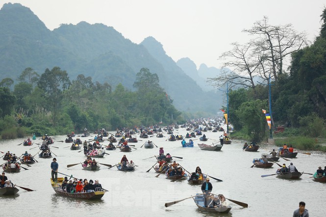 Hơn 4 vạn khách trẩy hội chùa Hương trong Mùng 5 Tết. - Ảnh: Tiền Phong