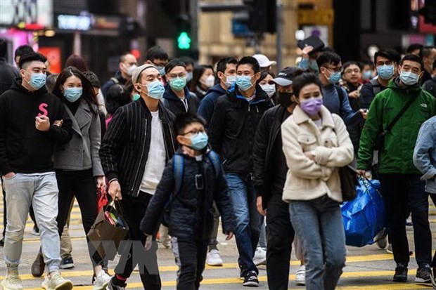 Đeo khẩu trang phòng lây nhiễm virus corona tại Hong Kong, Trung Quốc. (Ảnh: AFP/TTXVN)