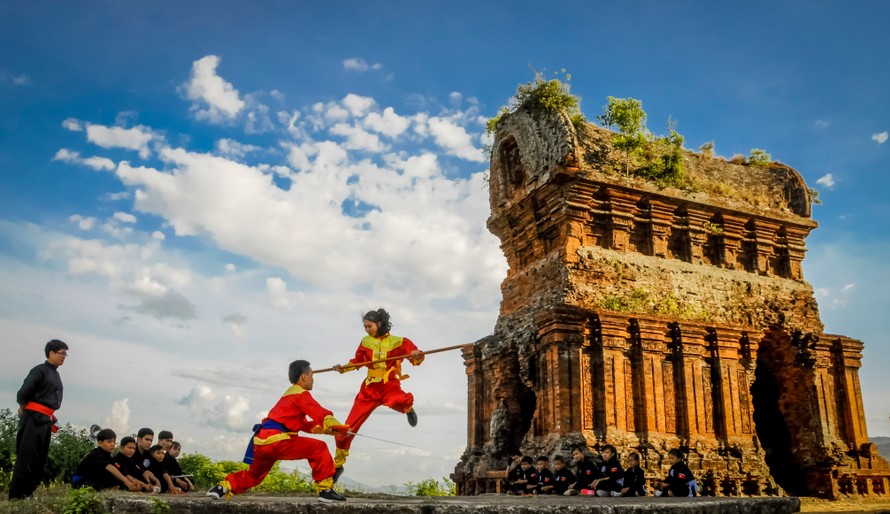 Tháp Đôi cổ của người Chăm cũng là một điểm đến thú vị với những ai muốn tìm hiểu thêm về văn hóa, lịch sử của vùng đất xứ Nẫu này