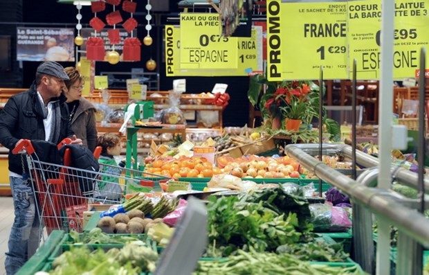 Người dân mua hàng tại chuỗi siêu thị Auchan ở Saint-Sebastien-sur-Loire, miền Tây Pháp. (Ảnh: AFP/TTXVN)