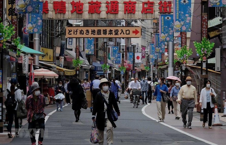 Người dân đeo khẩu trang phòng lây nhiễm COVID-19 tại Tokyo, Nhật Bản ngày 12/5/2020. (Ảnh: AFP/TTXVN)