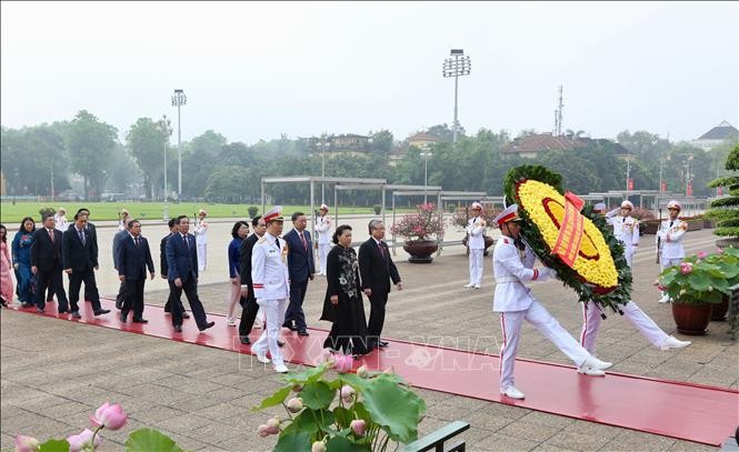 Chủ tịch Quốc hội Nguyễn Thị Kim Ngân, cùng các đồng chí lãnh đạo Đảng, Nhà nước, MTTQ Việt Nam đặt vòng hoa và vào lăng viếng Chủ tịch Hồ Chí Minh. - Ảnh: TTXVN