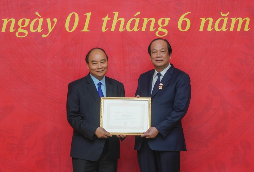 Thủ tướng Nguyễn Xuân Phúc trao Huy hiệu 40 năm tuổi Đảng cho đồng chí Mai Tiến Dũng, Bí thư Đảng ủy, Bộ trưởng, Chủ nhiệm VPCP - Ảnh: VGP/Quang Hiếu