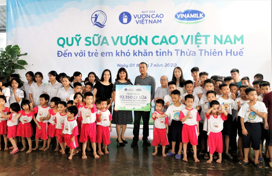 Bà Phan Minh Nguyệt, Phó Giám đốc Sở Lao động Thương binh và Xã hội Thừa Thiên Huế đại diện nhận bảng trao tặng sữa của Quỹ sữa Vươn cao Việt Nam và Vinamilk