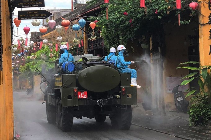 Lực lượng quân đội phun hóa chất khử trùng trên các tuyến dường phố cổ Hội An. - Ảnh: Vnexprss