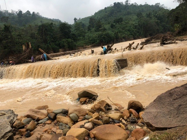 Lực lượng chức năng đang khắc phục tắc nghẽn tại cầu Nguồn Rào. - Ảnh: Dân Trí