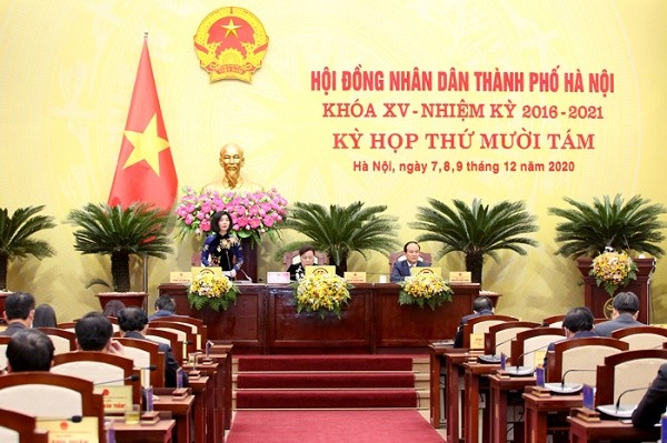 Phó Chủ tịch HĐND TP. Hà Nội Phùng Thị Hồng Hà điều hành nội dung thảo luận về Nghị quyết kinh tế-xã hội. - Ảnh: Thùy Linh