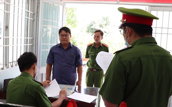 Ông Phạm Thanh Hải nghe đọc quyết định khởi tố, bắt tạm giam. - Ảnh: Thanh Niên