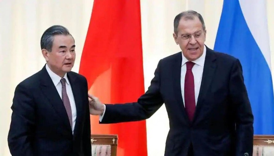 Ngoại trưởng Trung Quốc Vương Nghị và Ngoại trưởng Nga Sergei Lavrov. - Ảnh: Reuters