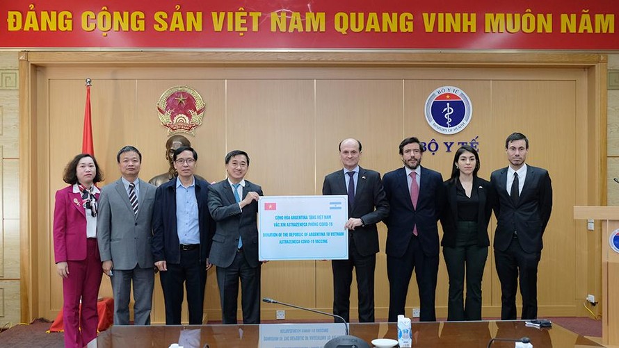 GS.TS Trần Văn Thuấn- Thứ trưởng Bộ Y tế thay mặt lãnh đạo Bộ Y tế đã tiếp nhận 500.000 liều vaccine phòng COVID-19 Astra Zeneca.