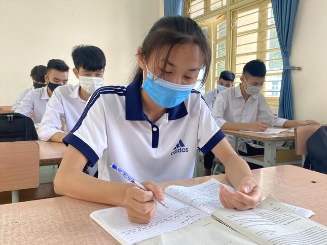 Giáo viên khuyên học sinh không nên chủ quan để vượt qua kỳ thi tốt nghiệp THPT năm nay. - Ảnh: Quỳnh Anh