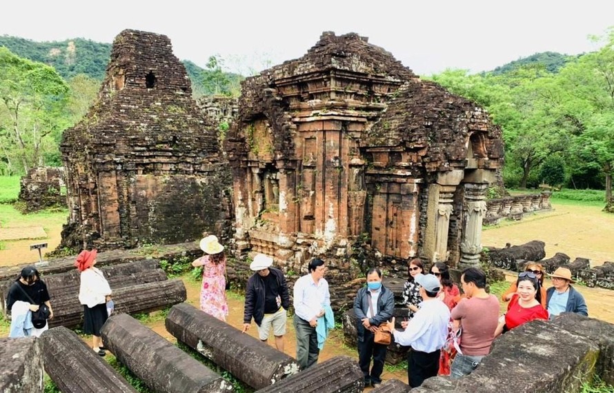 Mỗi ngày có khoảng 10 đoàn khách đến tham quan Di sản Văn hóa thế giới Mỹ Sơn.