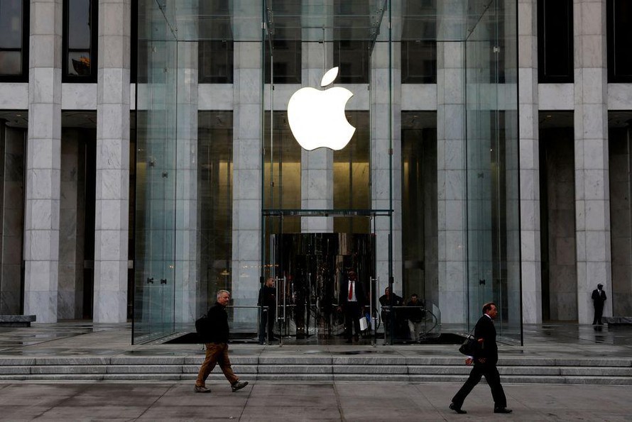 Logo của Apple Inc. trên lối vào cửa hàng Apple trên Đại lộ 5 ở Manhattan, New York, Mỹ. (Nguồn: Reuters)