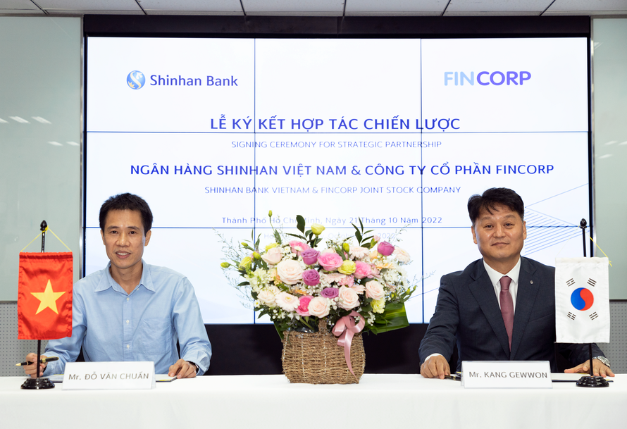 Ông Kang GewWon – Tổng Giám đốc Ngân hàng Shinhan Việt Nam và Ông Đỗ Văn Chuẩn – Tổng Giám đốc Công ty Cổ phần Fincorp tại buổi lễ ký kết hợp tác