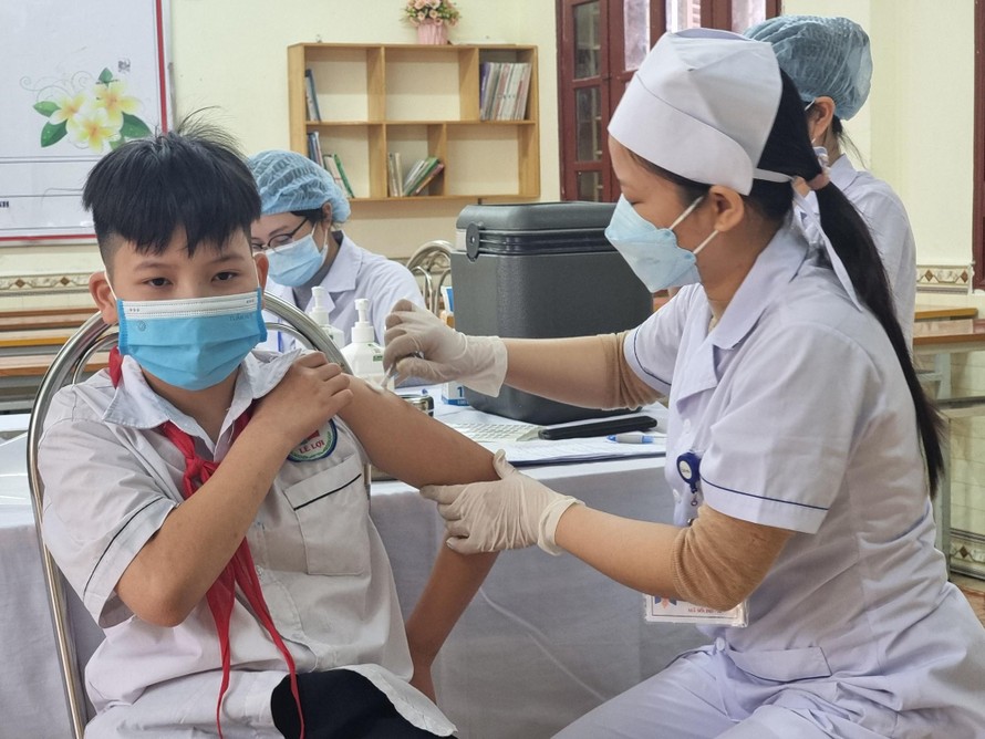 Tăng cường giám sát, đẩy nhanh tiêm vaccine COVID-19 cho các đối tượng có nguy cơ cao