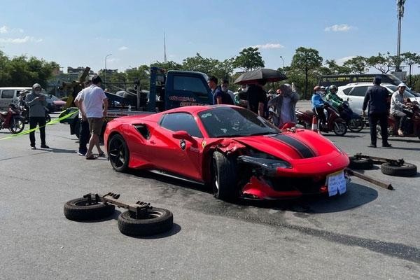 Lấy mẫu vân tay trên vô lăng siêu xe Ferrari 488 để tìm người cầm lái