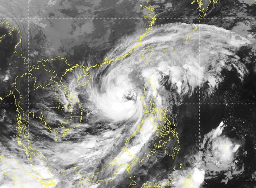 Bão số 7 di chuyển theo hướng Bắc Tây Bắc, mỗi giờ đi được 10 km