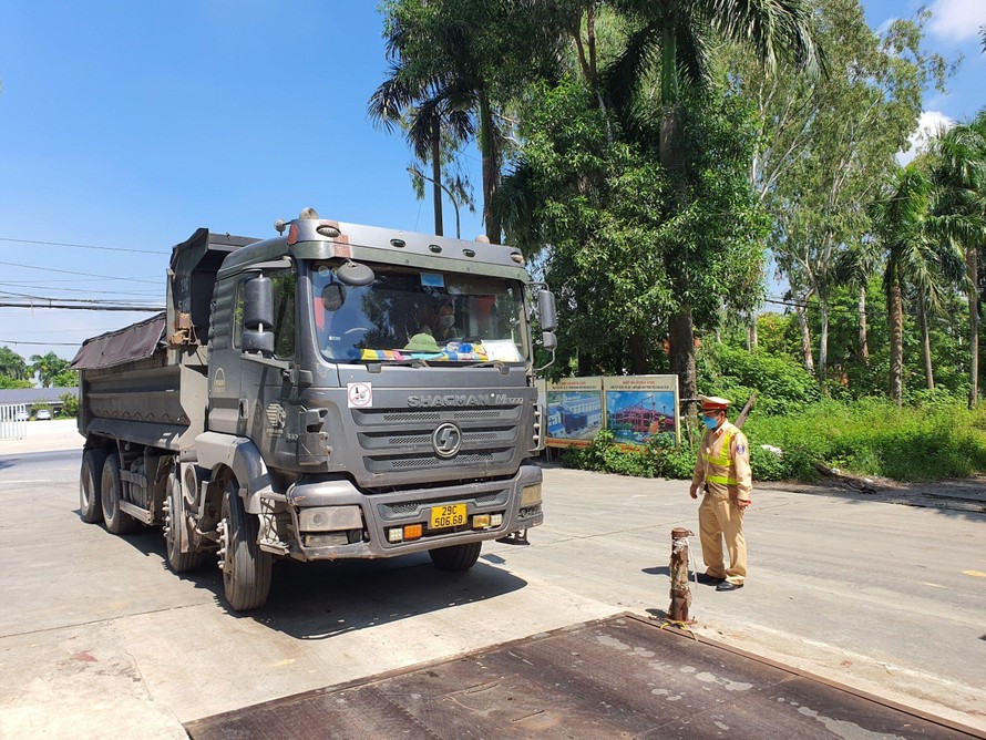 Sau đợt kiểm tra xử lý, Hà Nội giảm bớt tình trạng xe quá khổ, quá tải