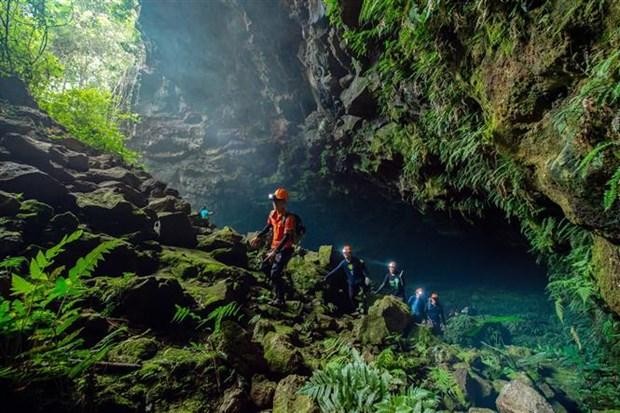 Đoàn chuyên gia khảo sát hệ thống hang động núi lửa Krông Nô (tỉnh Đắk Nông).