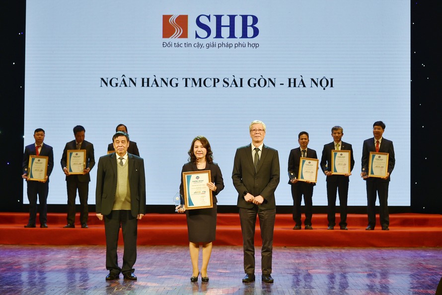 Phó Tổng Giám đốc Ninh Thị Lan Phương đại diện SHB nhận giải thưởng “Top 10 Ngân hàng thu xếp vốn đầu tư hiệu quả cho các dự án năng lượng Việt Nam từ năm 2017 – 2022”