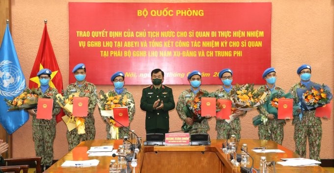 Thượng tướng Hoàng Xuân Chiến, Thứ trưởng Quốc phòng, trao quyết định của Chủ tịch nước cử 7 sĩ quan tham gia gìn giữ hòa bình ở Abyei, Phái bộ UNISFA.