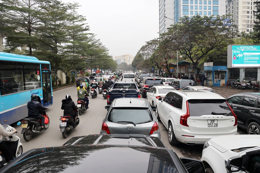 Các trung tâm đăng kiểm tại Hà Nội ùn tắc trở lại