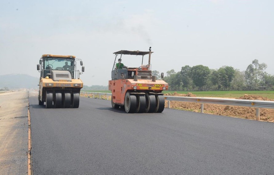 Nhà thầu thi công thảm lớp bê tông nhựa bề mặt trên cùng của dự án cao tốc Mai Sơn-Quốc lộ 45.