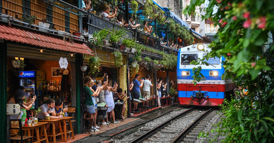 Hà Nội: Yêu cầu không tổ chức tour đến phố cà phê đường tàu