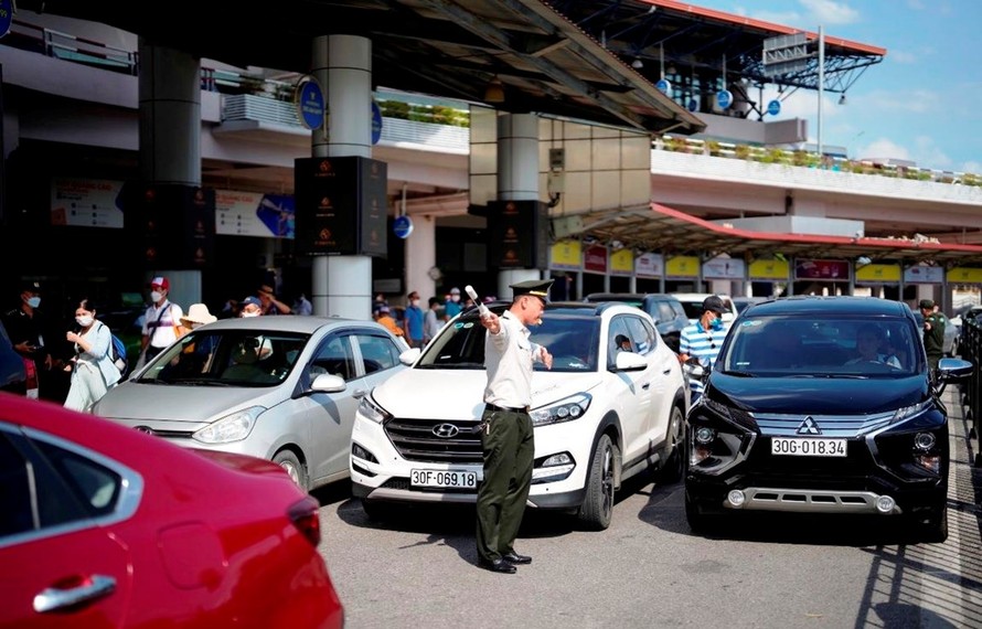 Lực lượng an ninh sân đỗ ôtô tăng cường điều tiết phương tiện ra, vào Cảng hàng không quốc tế Nội Bài.