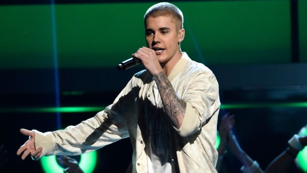 Justin Bieber vô tình tông xe vào nhiếp ảnh gia