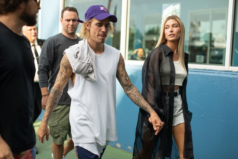 Justin Bieber hốc hác khi đi xem thời trang cùng hôn thê