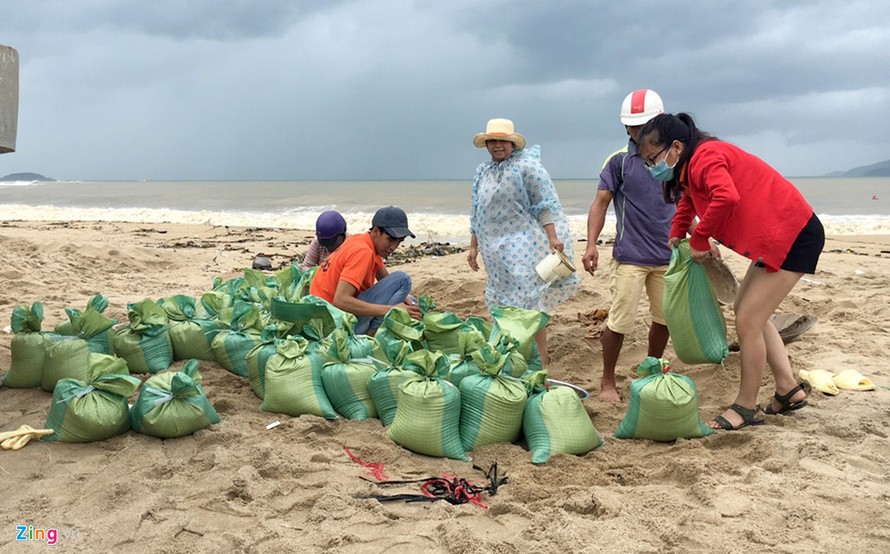 Người Khánh Hoà ra biển xúc cát chống bão