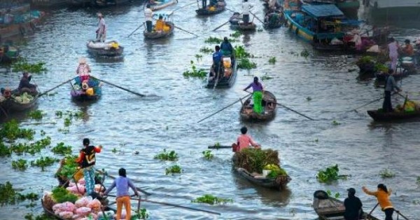 “Chơi thuyền hoa trên sông” lần đầu tiên xuất hiện ở miền Tây