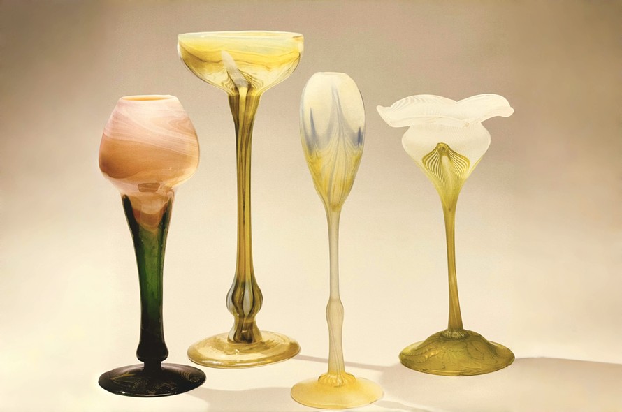 Bốn mẫu bình theo hình các loài hoa đầu tiên. Ảnh: Tiffany Favrile Glass and the Quest of Beauty